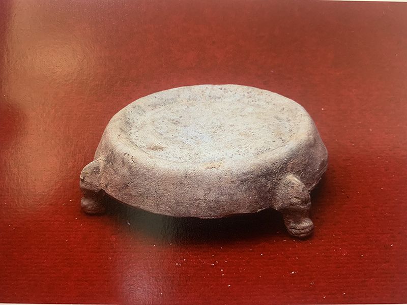 三足陶砚